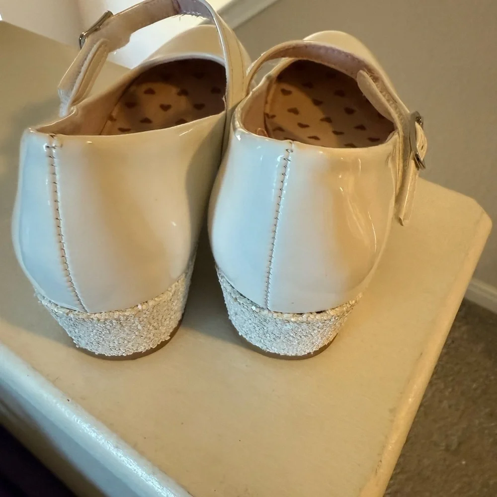 SO Girls White  Mary Jane Shoes. Girls Size 1.